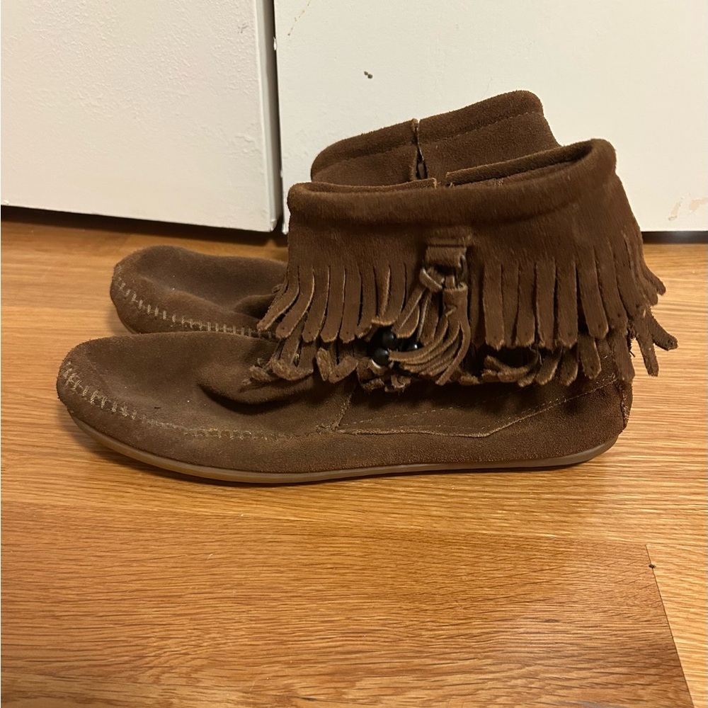 Minnetonka Tan Suede Fringe Moccasins